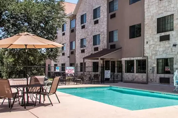 Pool view of Comfort Suites Round Rock hotel