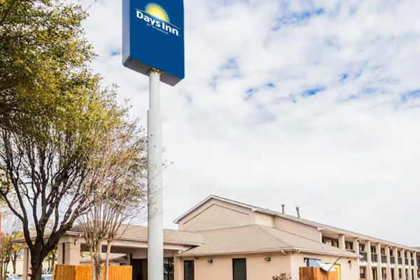 Front exterior view of Days Inn Round Rock hotel